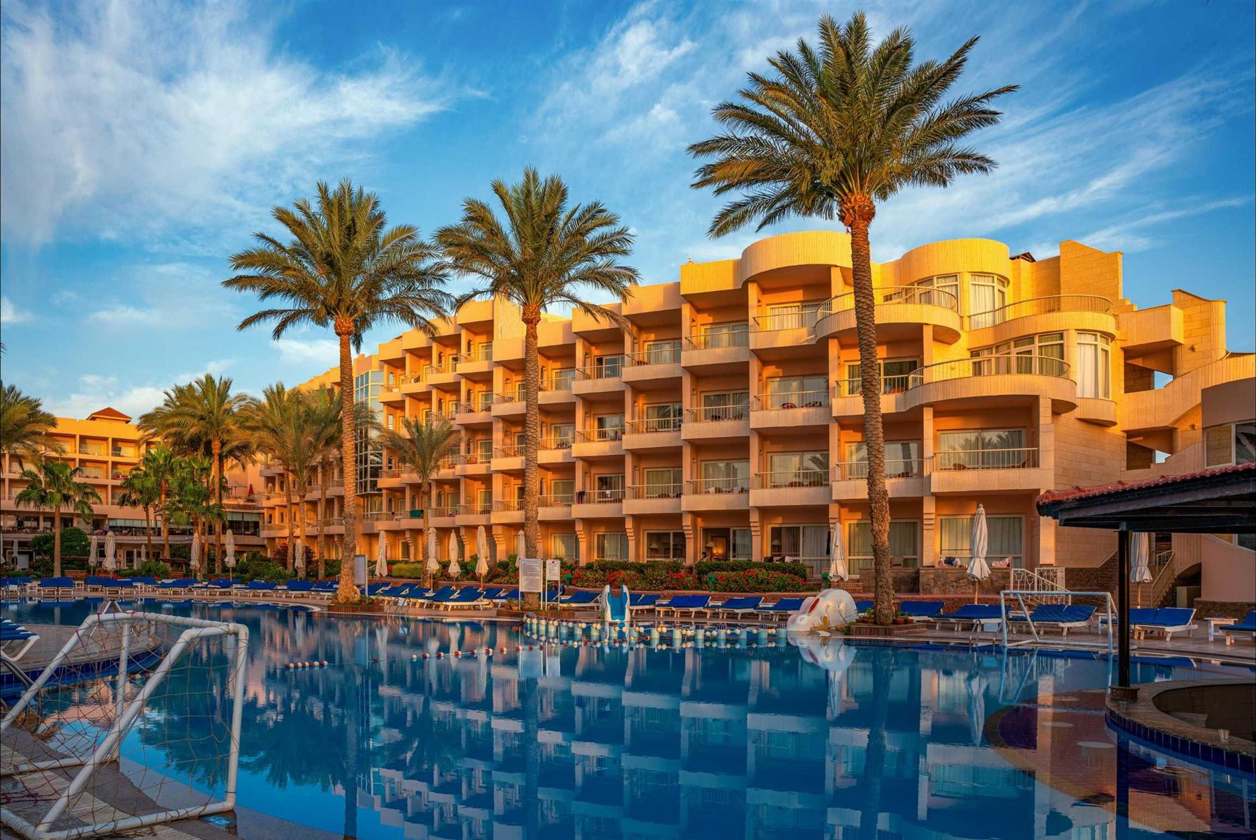 Resort de lujo con piscina y palmeras