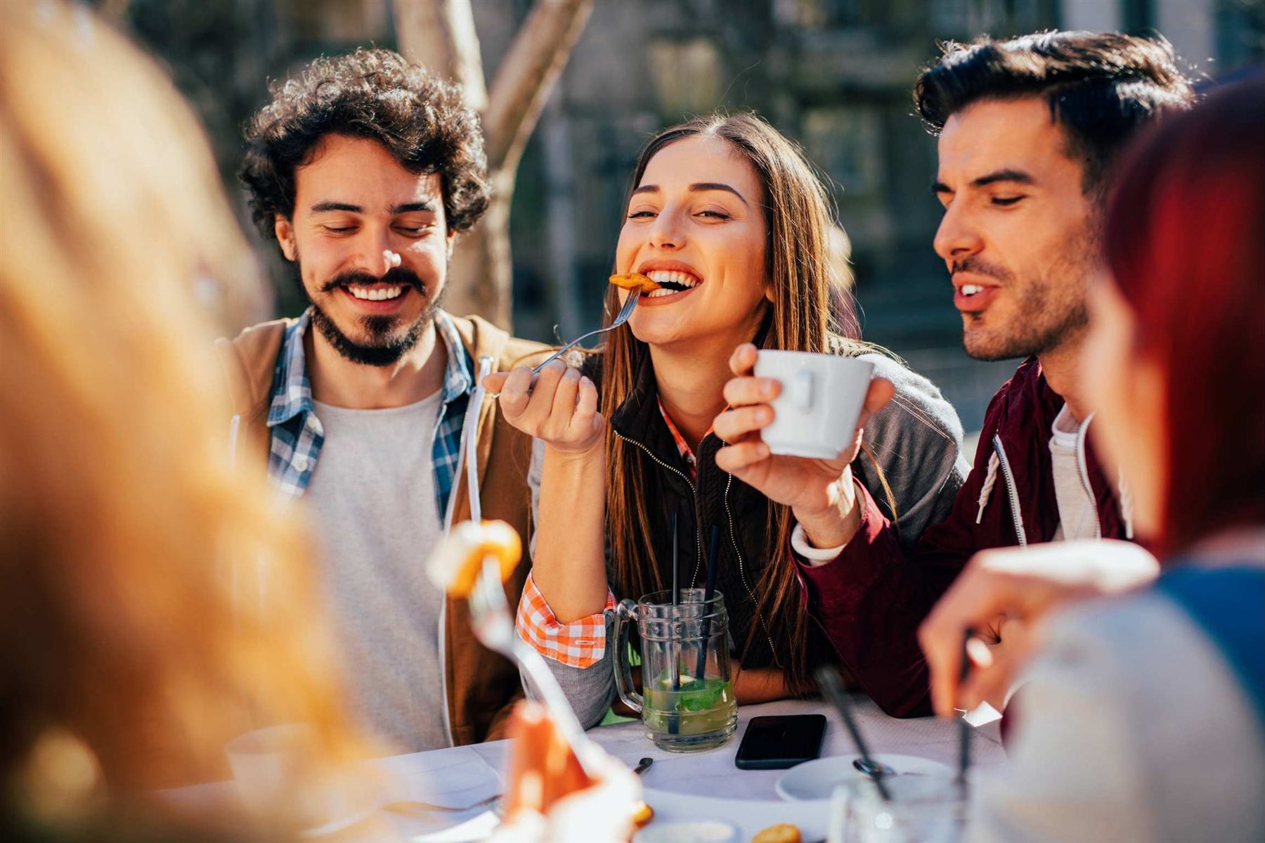Amigos cenando juntos en un restaurante